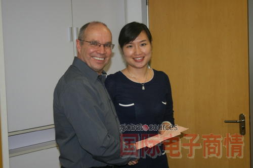 e絡(luò )盟亞太區總裁Gert Labuschagne（左）向e絡(luò )盟中國區電話(huà)營(yíng)銷(xiāo)代表楊琳表示祝賀