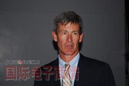 美國最成功的太陽(yáng)能公司之一──FirstSolar公司執行副總裁James Brown表示，該公司正努力避免“太陽(yáng)能市場(chǎng)的動(dòng)蕩情況”，以加快下一階段的太陽(yáng)能部署行動(dòng)。 FirstSolar 公司正在努力降低太陽(yáng)能電池板的成本以期能與中國供貨商競爭，進(jìn)而滿(mǎn)足市場(chǎng)從石化燃料轉向可再生能源方案時(shí)的“可預見(jiàn)風(fēng)險”。