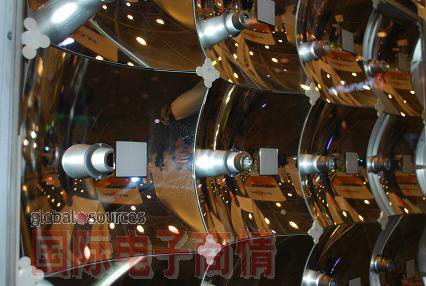 SolFocus公司的聚光太陽(yáng)能板使用光學(xué)技術(shù)來(lái)擷取太陽(yáng)光線(xiàn)，并將之集中在太陽(yáng)能電池上數百次。