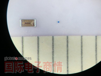 村田制作所(Murata)的標準電感(regular inductor , 尺寸1.0×0.5mmm)。右圖是薄膜電感，尺寸僅0.25×0.125mm。
