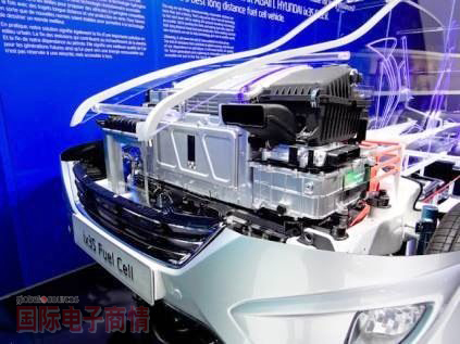 2012年度巴黎車(chē)展:韓國車(chē)廠(chǎng)Hyundai的ix35 Fuel Cell是以氫燃料電池為動(dòng)力，將氫轉換成電力供應至電動(dòng)馬達，所產(chǎn)生的物質(zhì)只有水