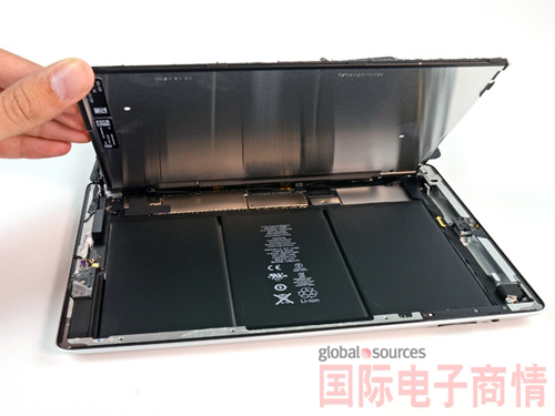 掀起顯示屏，看見(jiàn)iPad 4的主板和三芯電池。與iPad 3一樣，電池還是緊緊粘在外殼上