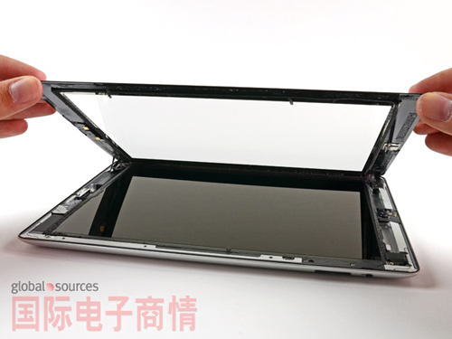 當黏著(zhù)劑軟化后，我們小心地打開(kāi)了iPad 4，從顯示器上分離觸摸屏幕 